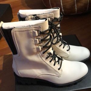 Brand New.  Sorel Fawn Phoenix Lace